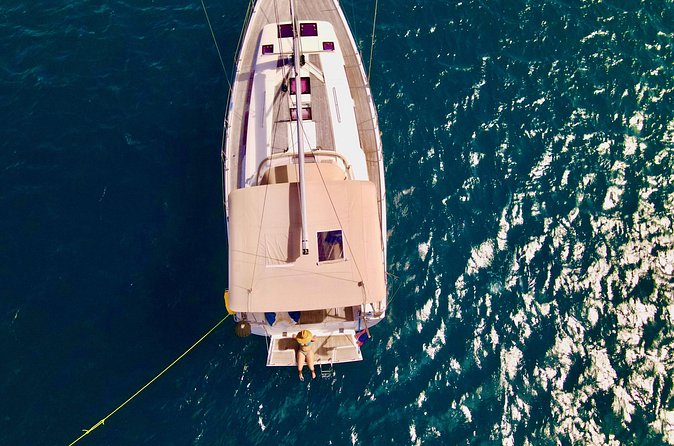 Christmas Cove and Pizza Pi Happy Hour Sail Tour - Happy Hour on a Six-Person Boat