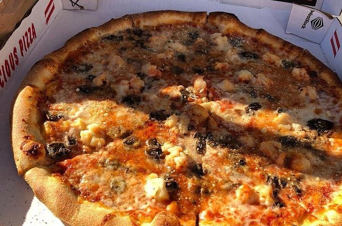 Christmas Cove and Pizza Pi Happy Hour Sail Tour - Sailing Back Into the Sunset