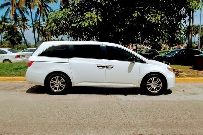 Henry E. Rohlsen Airport (STX) to St.Croix - Round-Trip Transfer - Comfort, luggage, and group fit