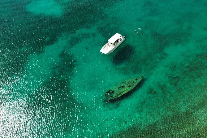Private Power Catamaran. Secluded Beaches, Snorkeling, Turtles for Full/Half Day - The boat: stable, shaded, and built for island water